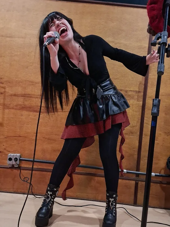 Atitude em vermelho e preto · 09